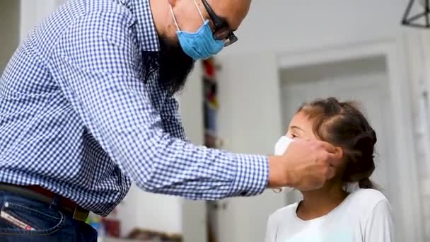 아버지는 의료용 마스크를 쓰려고 합니다 코로나 바이러스 Covid 아버지는 딸에게 — 비디오