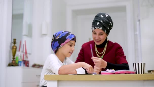 Anya Laptopot Használ Miközben Lányának Segít Iskolai Munkában Anya Kislánya — Stock videók