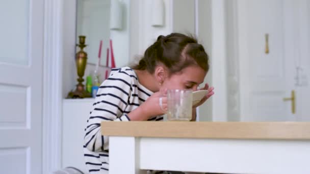 Harika Bir Iştahı Olan Bir Çocuk Spagettiden Çok Memnundu Tabağı — Stok video