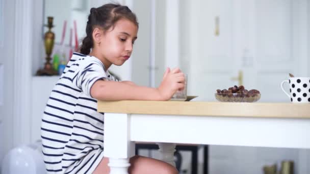 Niño Feliz Niña Comer Fruta Fecha Cocina Casa Verano — Vídeos de Stock