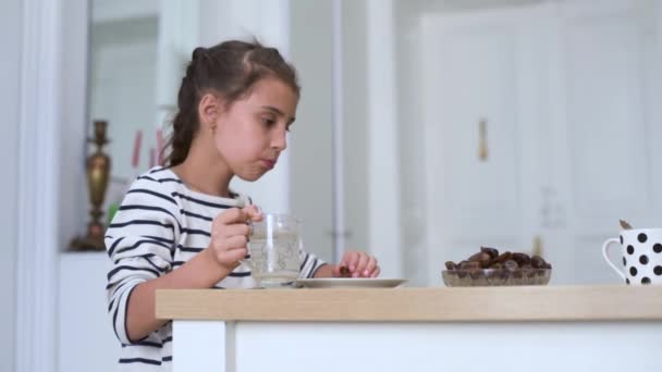 Glückliches Kleines Mädchen Isst Dattelfrüchte Der Heimischen Sommerküche — Stockvideo
