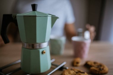 İki Espresso fincan kahve ve kahve Pot masaya