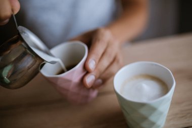 Bir kahve fincanı süt dökme