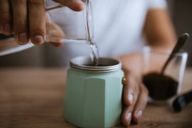 Moka tencerede su dökme