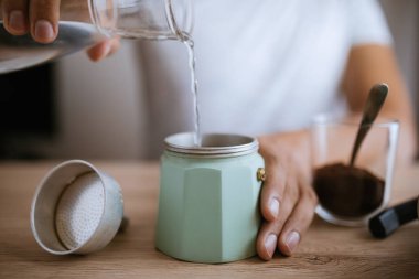 Moka tencerede su dökme