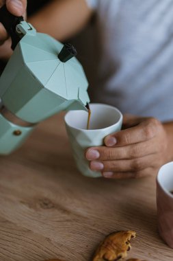 Bir kahve fincanı kahve dökme