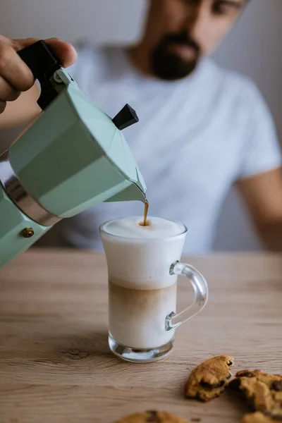Verter Café Vaso Con Espuma Leche Preparada Para Latte Macchiato —  Fotos de Stock