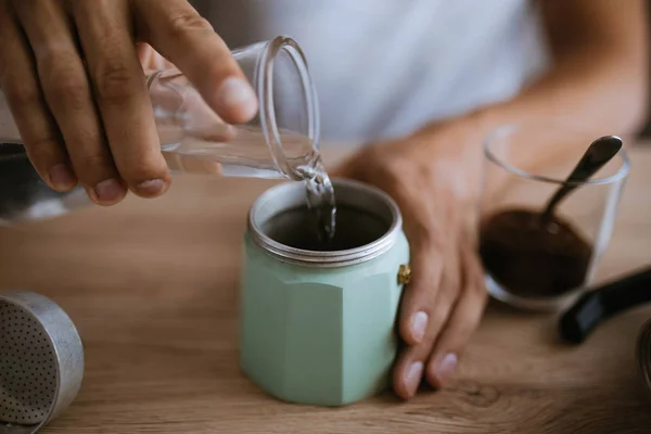 Verter Agua Una Maceta Moka — Foto de Stock