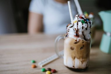 Buzlu kahve kahve çikolata şurubu ve düğme şekerler