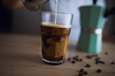 Espresso bir bardak süt dökme