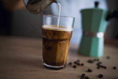 Espresso bir bardak süt dökme