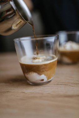Kahve dondurmanın içine dökme. Affogato kahve yapma