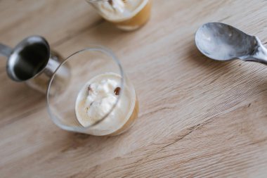 İki bardak Affogato kahve masada
