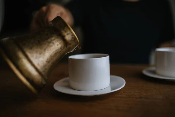 Hæld Frisk Tyrkisk Kaffe Koppen - Stock-foto