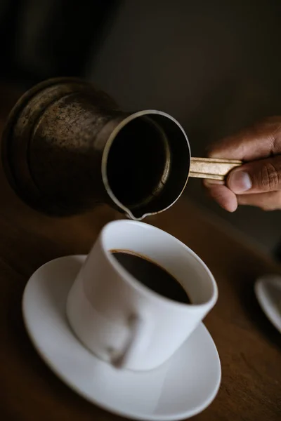 Hälla Färskt Turkiskt Kaffe Koppen — Stockfoto