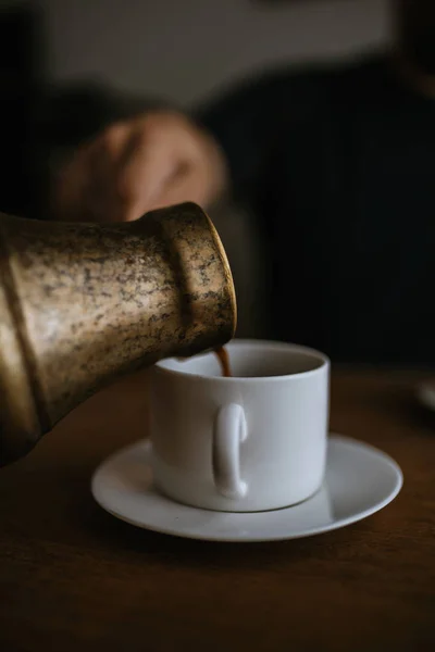 Hæld Frisk Tyrkisk Kaffe Koppen - Stock-foto