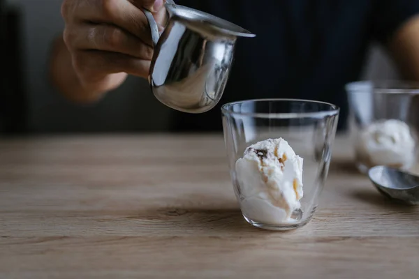 Verter Café Helado Haciendo Café Affogato — Foto de Stock