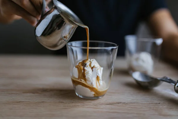 Verter Café Helado Haciendo Café Affogato — Foto de Stock