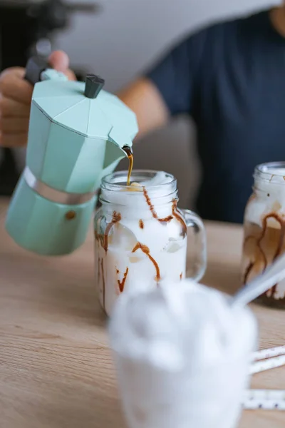 Menuang Kopi Dalam Kaca Dan Membuat Mocha Kopi Iced — Stok Foto