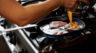 Lokanta mutfağı lezzetli omlet yapmak