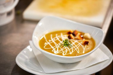 Kremalı çorba beyaz plaka servis