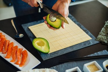 Avokado suşi için hazırlanmaktadır