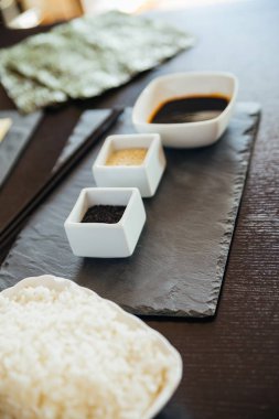 Siyah ve beyaz susam masada suşi için hazırlanıyor