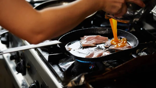 Hacer Deliciosa Tortilla Cocina Del Restaurante — Foto de Stock