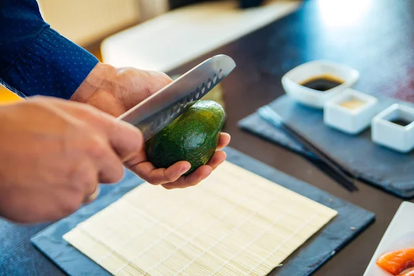 Abacate Sendo Preparado Para Sushi — Fotografia de Stock
