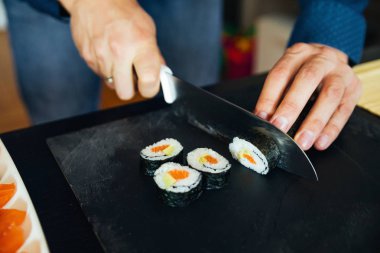 Bir gemide kesilmiş suşi