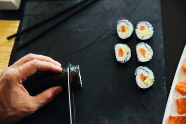 Bir gemide kesilmiş suşi