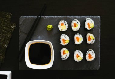 Hazır bir plaka üzerinde suşi