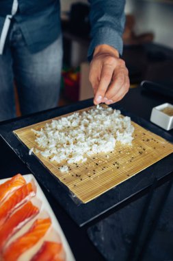 Hazır bir plaka üzerinde suşi