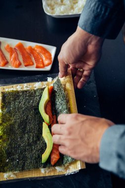 Suşi varlık silindir bir plaka üzerinde