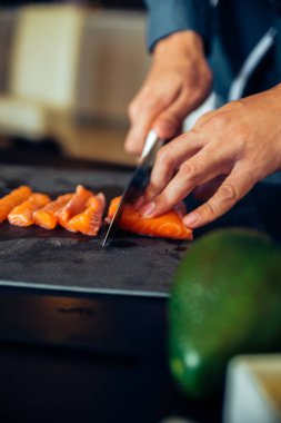 Kesme somon şeritler bir tahta üzerinde