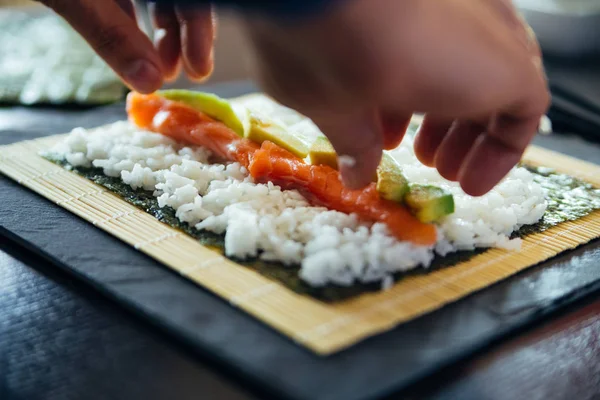 Sushi Een Plaat Wordt Gerold — Stockfoto