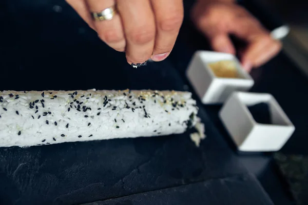 Sushi Roll Está Terminando Tablero — Foto de Stock