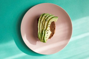 Tost bir plaka üzerinde avokado