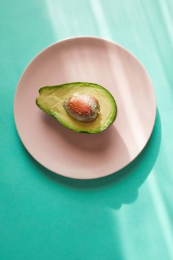 Bir plaka üzerinde taze avokado