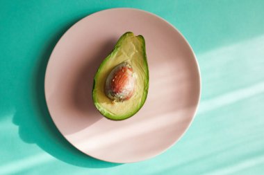 Bir plaka üzerinde taze avokado