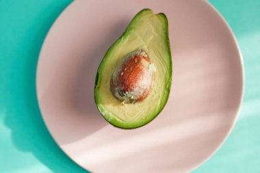 Bir plaka üzerinde taze avokado