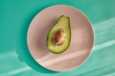 Bir plaka üzerinde taze avokado