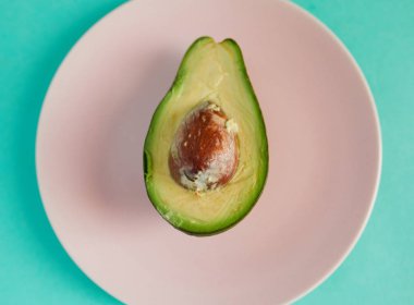 Bir plaka üzerinde taze avokado