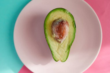 Bir plaka üzerinde taze avokado