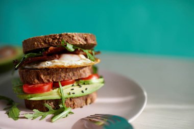 Yumurta ve pastırma bir plaka ile ekmek üzerine avokado