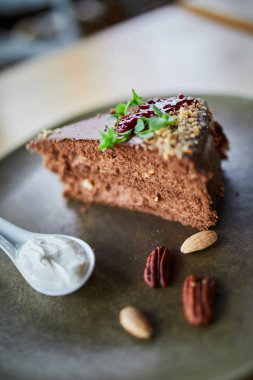 Bir dilim çikolatalı pasta.