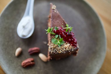 Bir dilim çikolatalı pasta.