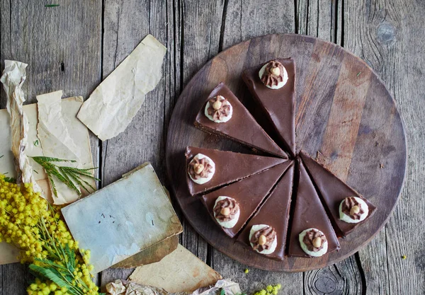 Les Morceaux Gâteau Chocolat Sur Une Table Bois — Photo