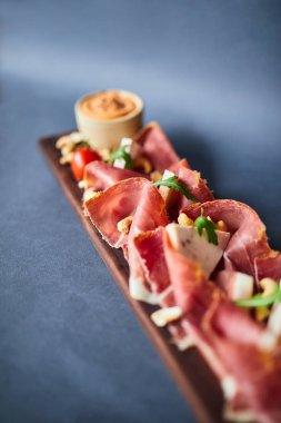 Ahşap plaka üzerinde lezzetli meze