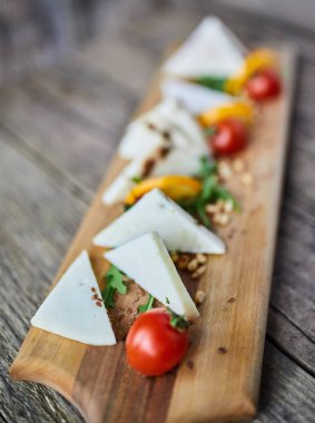 Ahşap masa üzerinde lezzetli meze